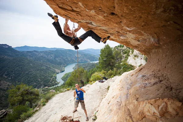 Man starting to climb challenging route — Stock Photo, Image