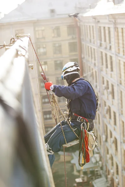 Escalador industrial bajando desde el techo del edificio — Foto de Stock