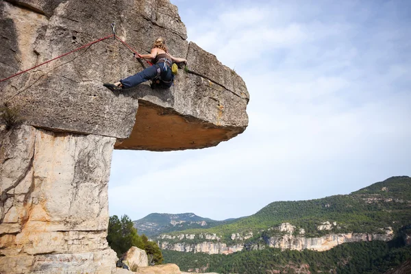 Jeune grimpeuse sur une falaise — Photo