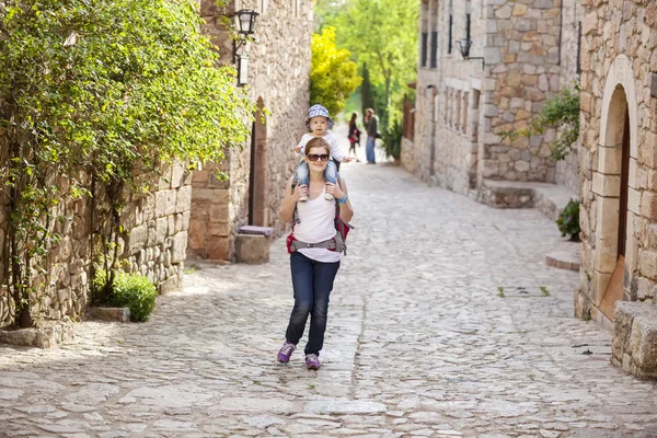 Caucasian woman tourist carrying her little son — Stock Photo, Image