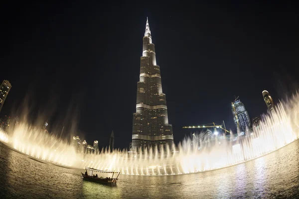 Noční pohled na Dubajskou fontánu a Burj Khalifa — Stock fotografie