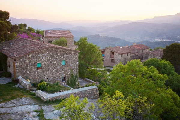 Küçük dağlık köy, İspanya — Stok fotoğraf