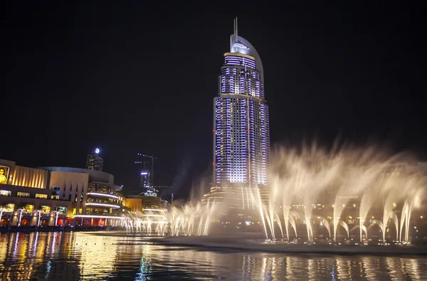 Dubajskou fontánu Burj Khalifa jezera — Stock fotografie