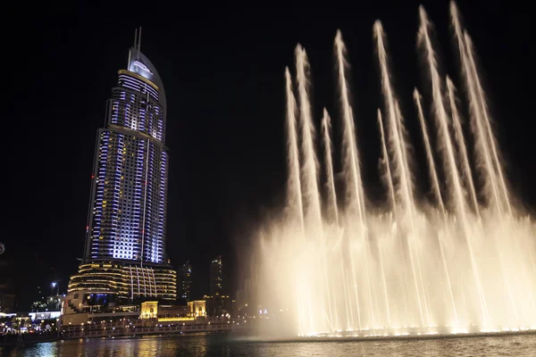 迪拜喷泉在 Burj Khalifa 湖 — 图库照片