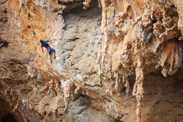 Escalador de rocas en una cara de un acantilado — Foto de Stock