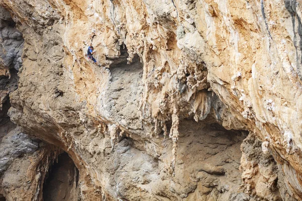 Rock klättrare på ett ansikte av en klippa — Stockfoto