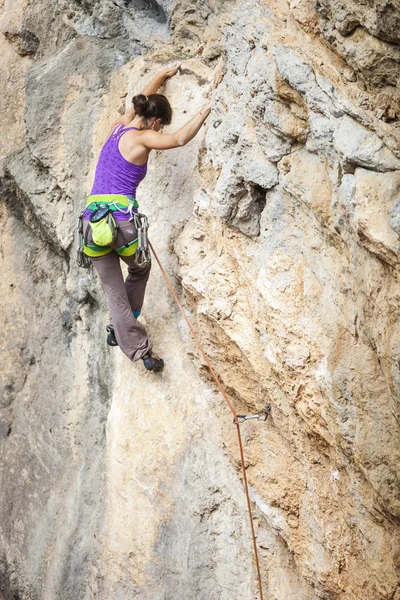 Unga bergsklättrare på en klippa — Stockfoto