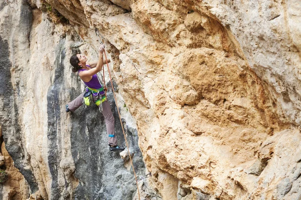 Jeune grimpeur sur une falaise — Photo