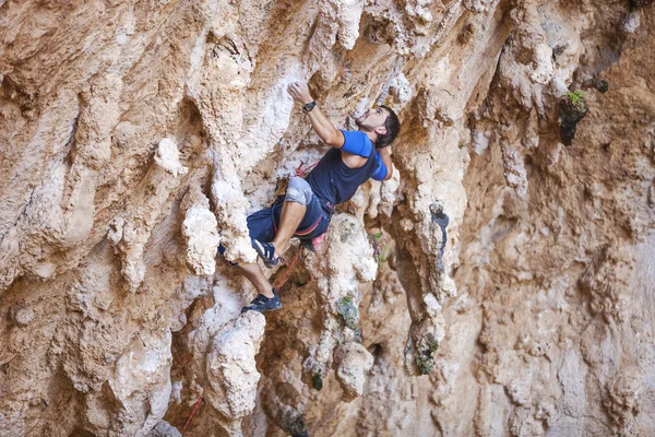 Bergsteiger auf einer Felswand — Stockfoto