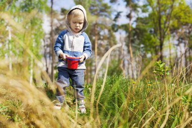 çocuk oyuncak kepçe ile oynamak