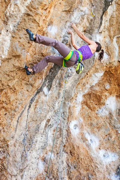 Jeune grimpeur sur une falaise — Photo