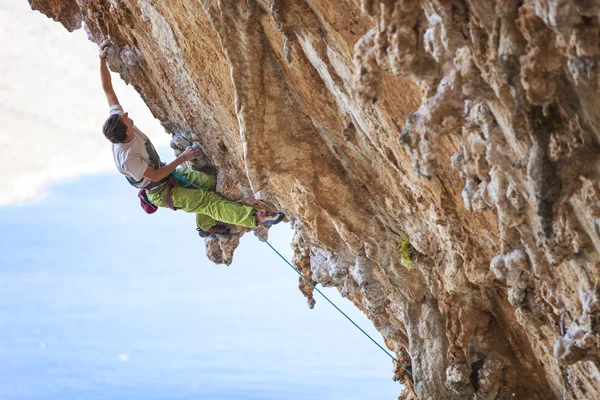 Erkek kaya tırmanışçısı cliff üzerinde — Stok fotoğraf