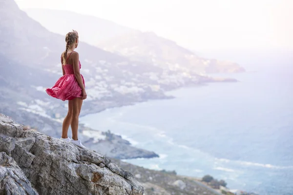 Mujer joven de pie sobre roca — Foto de Stock