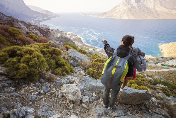 Un paio di turisti che guardano la costa — Foto Stock