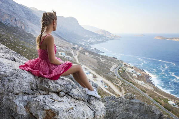Mujer joven sentada en la roca — Foto de Stock
