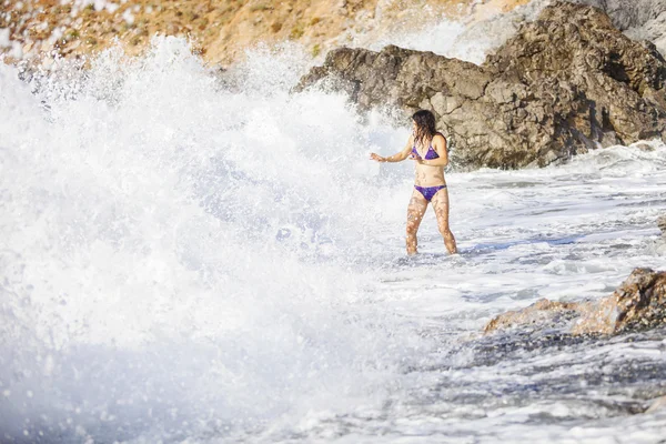 Mujer joven en mar de tormenta — Foto de Stock