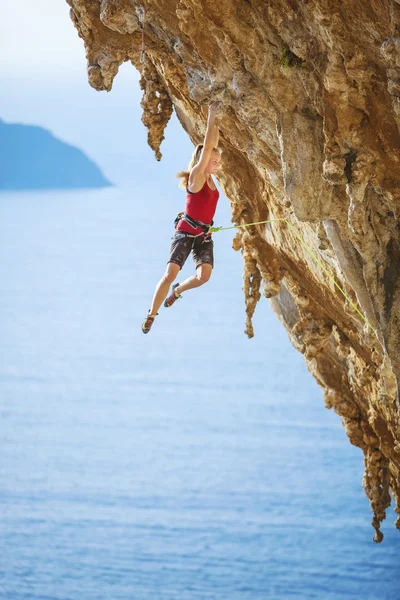 Γυναικεία ροκ ορειβάτης πάνω σε ένα βράχο — Φωτογραφία Αρχείου