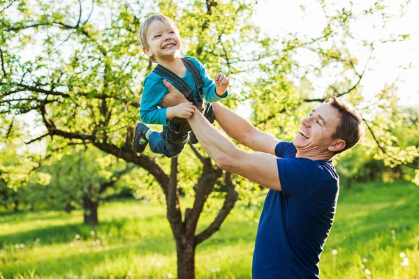 Vader en peuter zoon plezier — Stockfoto