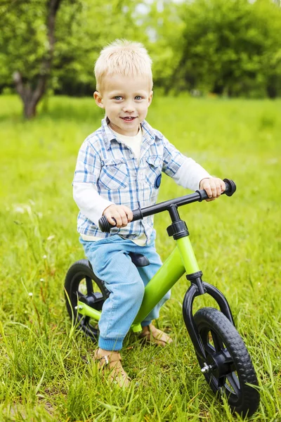 Glücklicher kleiner Junge auf dem Fahrrad — Stockfoto