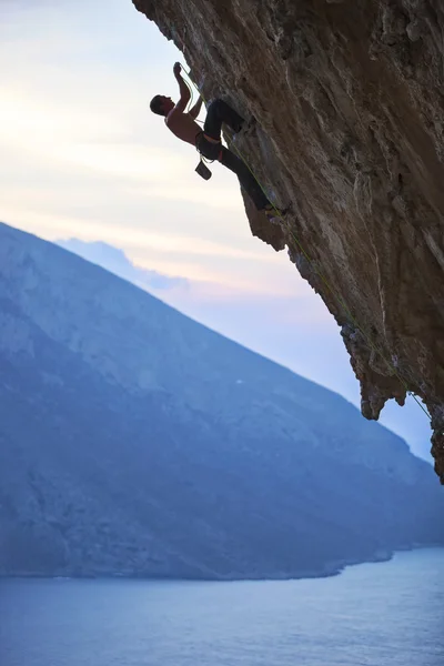 Rock klättrare vid solnedgången — Stockfoto