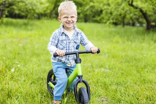 Glücklicher kleiner Junge auf dem Fahrrad — Stockfoto