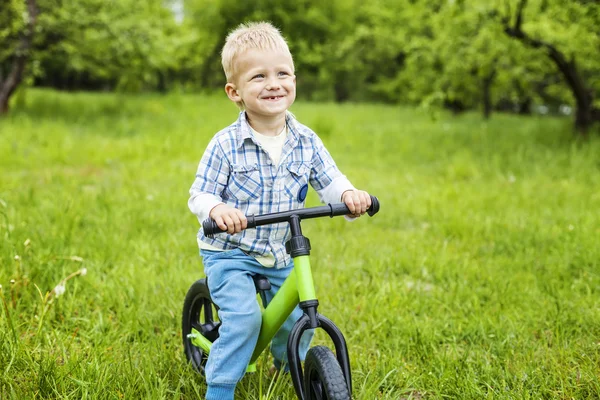 快乐的小男孩骑着自行车 — 图库照片