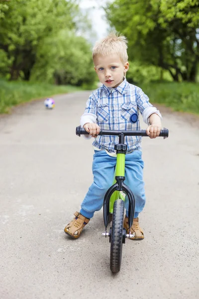 Glücklicher kleiner Junge auf dem Fahrrad — Stockfoto