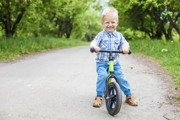 快乐的小男孩骑着自行车 — 图库照片