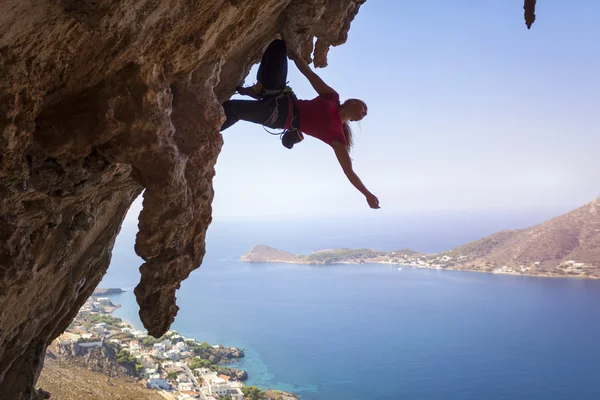 Kvinnliga rock klättrare på överhängande klippa — Stockfoto