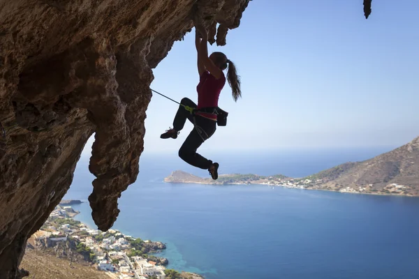 Kobiece wspinacz na wystającej skale — Zdjęcie stockowe