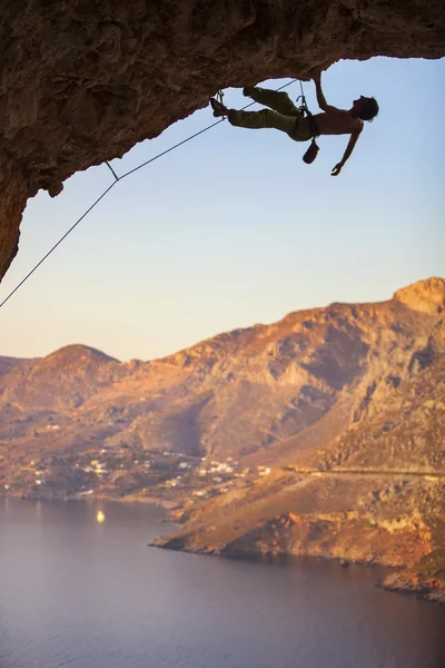 Scalatore di roccia al tramonto — Foto Stock