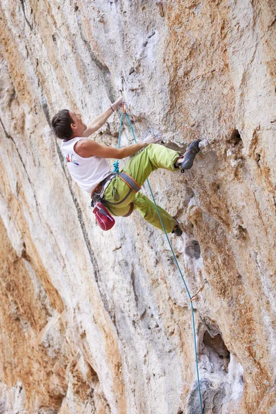 Manliga rock klättrare på klippa — Stockfoto