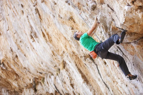 Szikla mászó egy sziklán — Stock Fotó