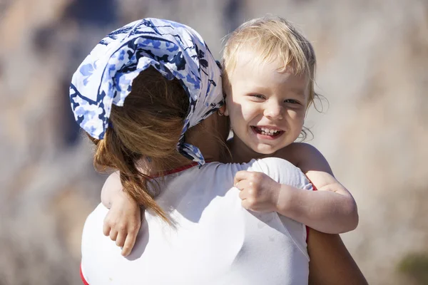 Felice bambino ragazzo abbracciando la madre — Foto Stock