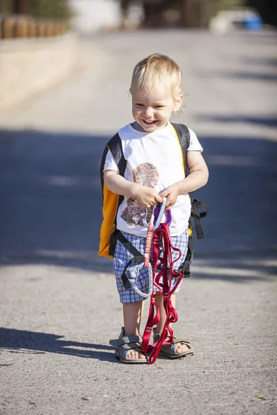 Mignon petit garçon en plein air — Photo