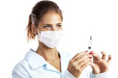 Doktor şırınga tutarak yüz maskesi