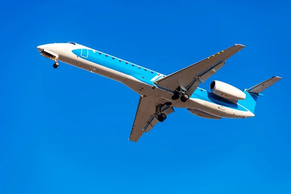 Avião voador em azul — Fotografia de Stock