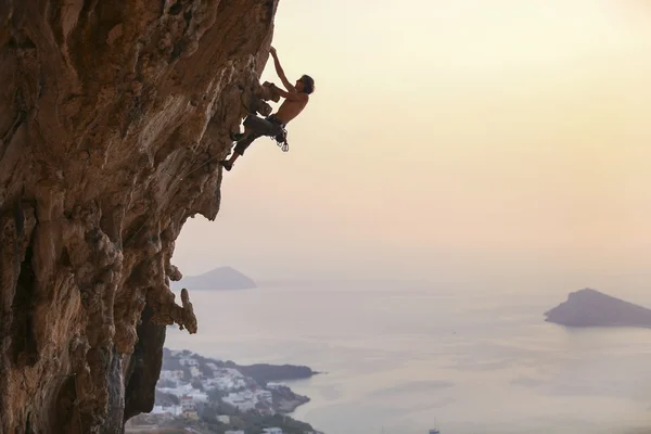Rock climber at sunset — Stock Photo, Image