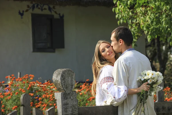 Jeune couple en vêtements nationaux ukrainiens — Photo