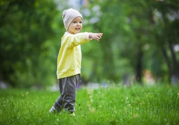 Un niño apuntando a algo —  Fotos de Stock