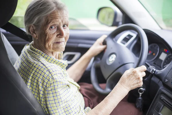 Mujer mayor en coche — Foto de Stock