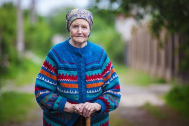 açık havada duran yaşlı kadın