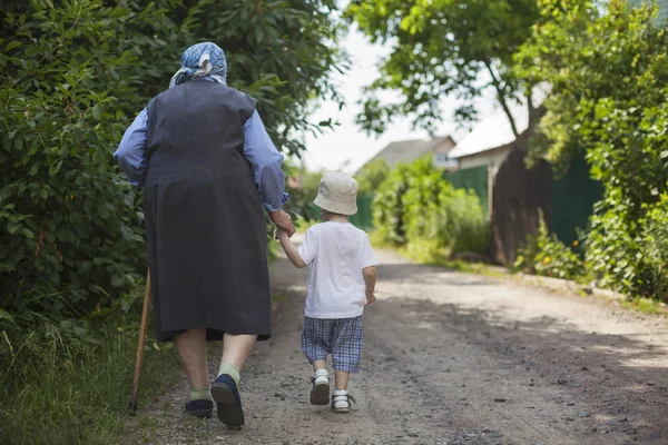 Nenek berjalan dengan cucu — Stok Foto