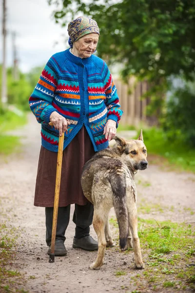 Mulher de pé com um cão — Fotografia de Stock