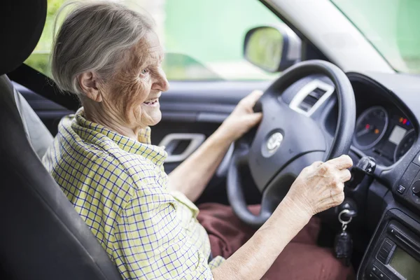 Старша жінка за кермом автомобіля — стокове фото