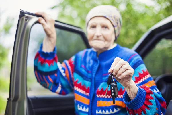 Anciana sosteniendo llaves del coche —  Fotos de Stock