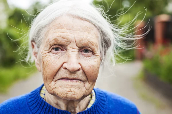 Mogen kvinna på nära håll — Stockfoto