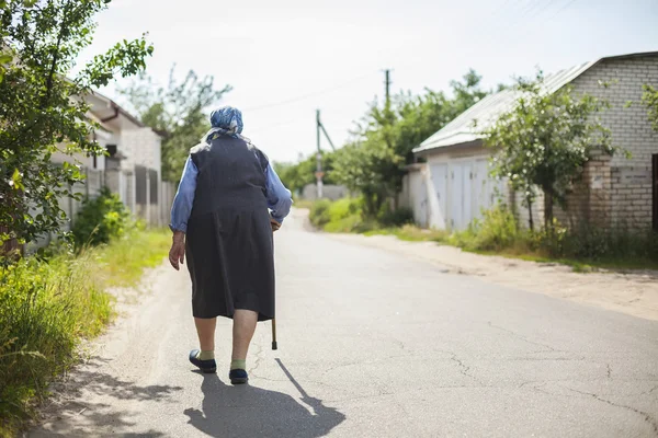 Mulher madura andando na rua — Fotografia de Stock