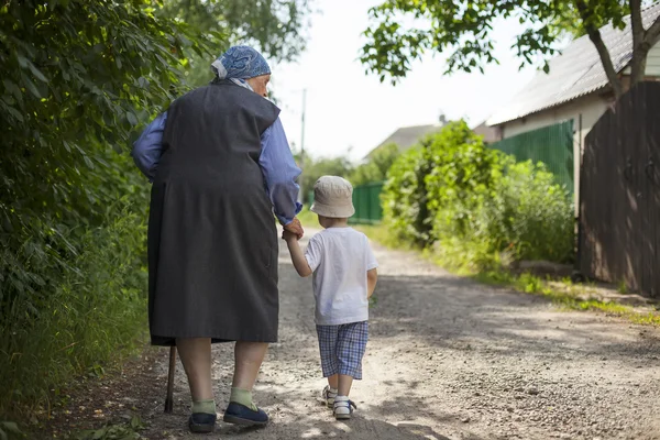 Mormor gå med barnbarn — Stockfoto