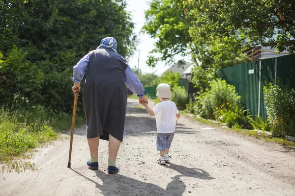 Mormor gå med barnbarn — Stockfoto